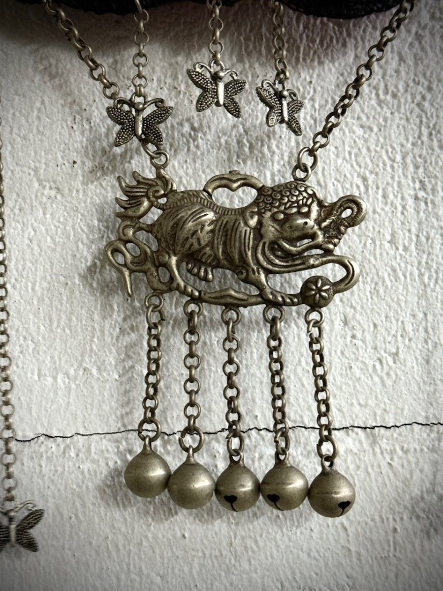 画像9: ミャオ族の刺繍古裂（マザーオブバタフライ）と聖獣修狃（xiuniu）のシルバーネックレス(苗銀製) (9)