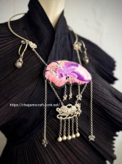 画像1: ミャオ族の刺繍古裂（マザーオブバタフライ）と聖獣修狃（xiuniu）のシルバーネックレス(苗銀製) (1)