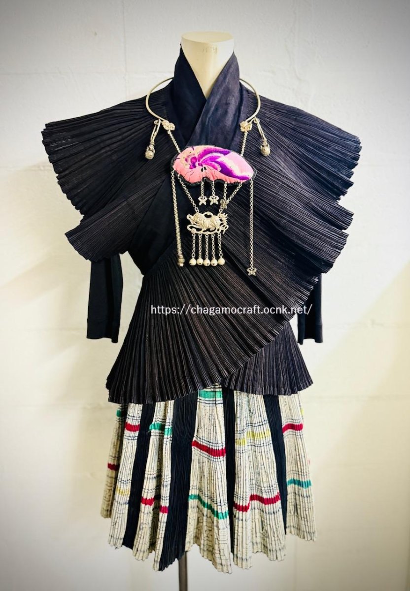 画像3: ミャオ族の刺繍古裂（マザーオブバタフライ）と聖獣修狃（xiuniu）のシルバーネックレス(苗銀製) (3)