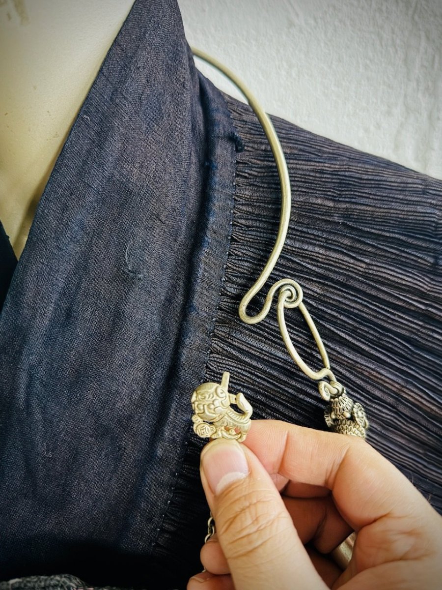 画像11: ミャオ族の刺繍古裂（マザーオブバタフライ）と聖獣修狃（xiuniu）のシルバーネックレス(苗銀製) (11)