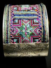 画像6: 貴州省ミャオ族の刺繍古裂バングル(苗銀)　Old embroidery Miao silver bangle　 (6)