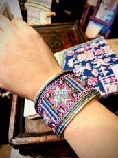 画像7: 貴州省ミャオ族の刺繍古裂バングル(苗銀)　Old embroidery Miao silver bangle　 (7)