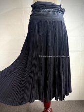 画像1: 貴州省・雷山県西江苗族（レイシャン・ミャオ族）　木綿製　藍染め　ロング丈プリーツスカート（アンティーク） (1)