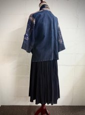 画像9: 貴州省・雷山県西江苗族（レイシャン・ミャオ族）　木綿製　藍染め　ロング丈プリーツスカート（アンティーク） (9)