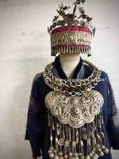 画像13: 貴州省台江地区ミャオ族・ハレ着用の首飾り/xiuniu 修狃と双龍（苗銀製） (13)
