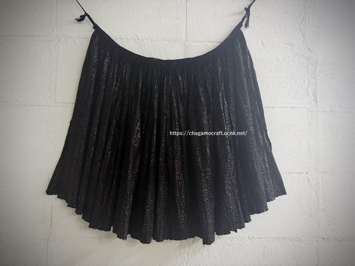 画像9: 従江侗族・牛膠仕上げ亮布（リャンブー・Liang Bu）木綿藍染め・プリーツ巻スカート（ビンテージ）トン族 (9)