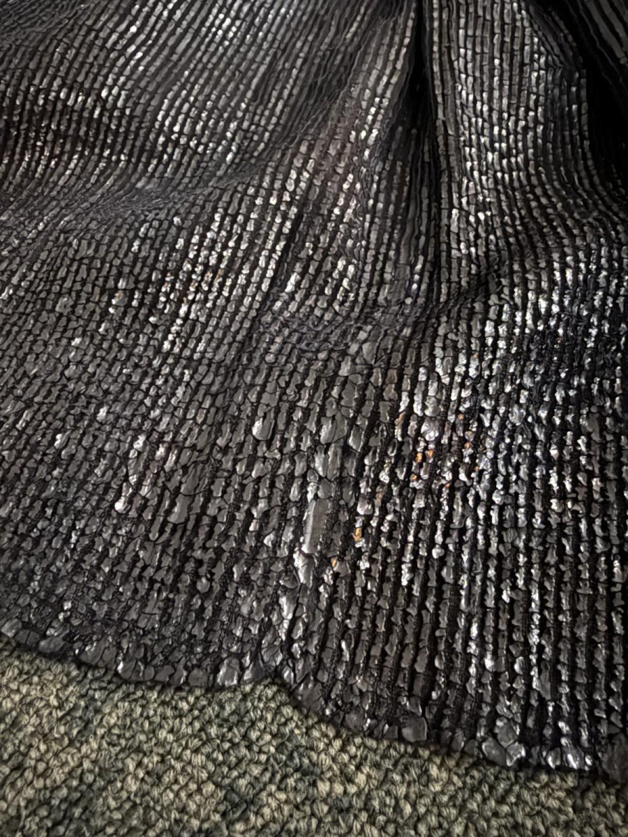 画像11: 従江侗族・牛膠仕上げ亮布（リャンブー・Liang Bu）木綿藍染め・プリーツ巻スカート（ビンテージ）トン族 (11)