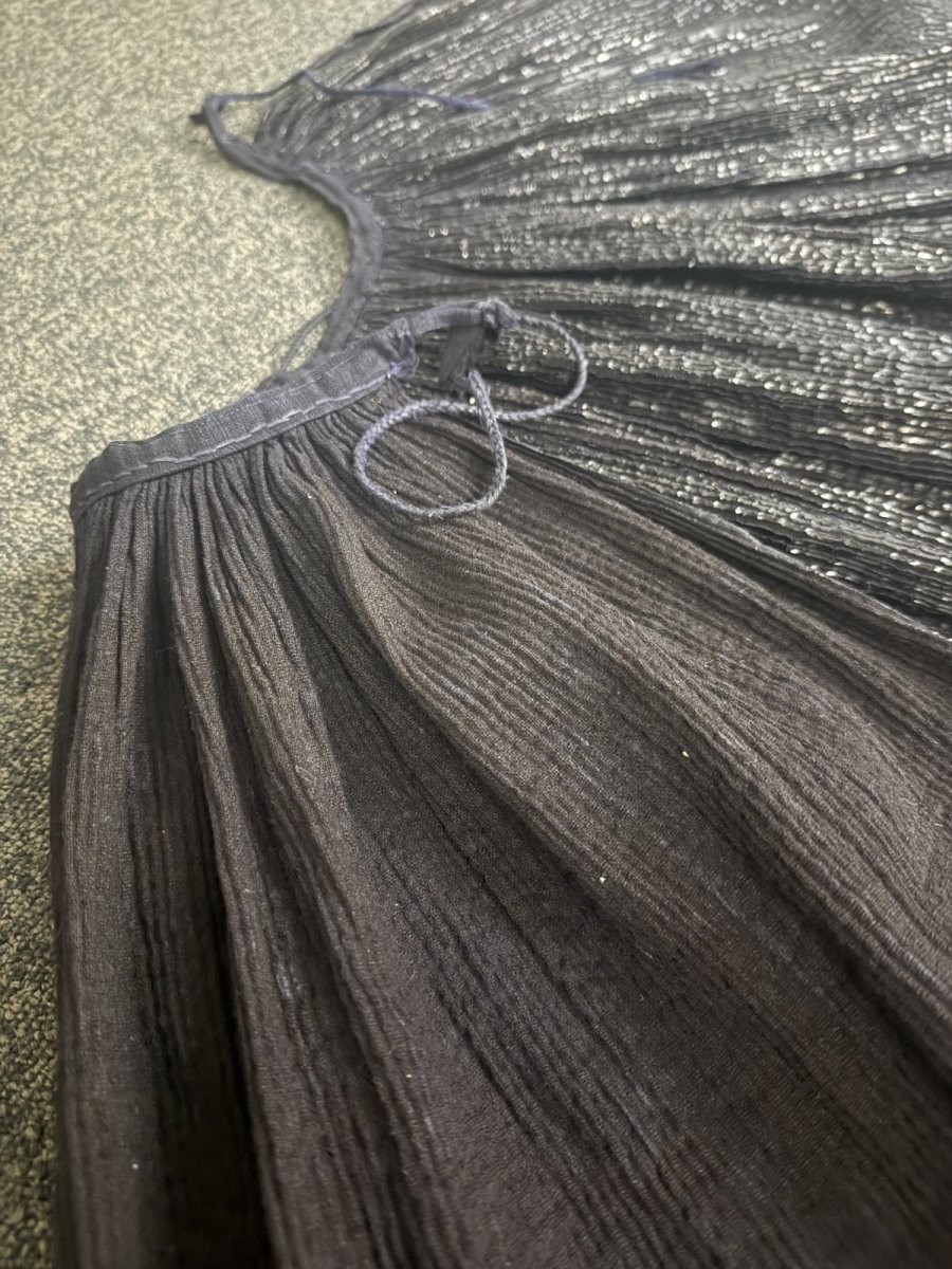 画像12: 従江侗族・牛膠仕上げ亮布（リャンブー・Liang Bu）木綿藍染め・プリーツ巻スカート（ビンテージ）トン族 (12)