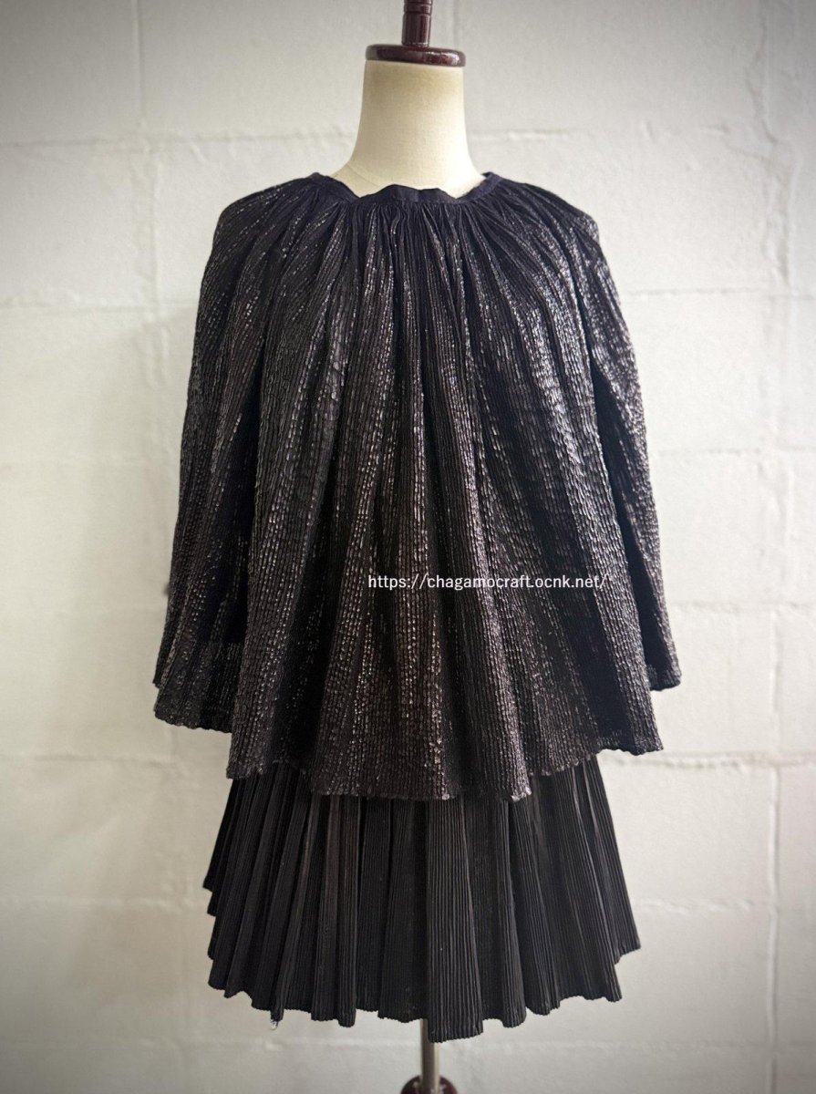 画像4: 従江侗族・牛膠仕上げ亮布（リャンブー・Liang Bu）木綿藍染め・プリーツ巻スカート（ビンテージ）トン族 (4)