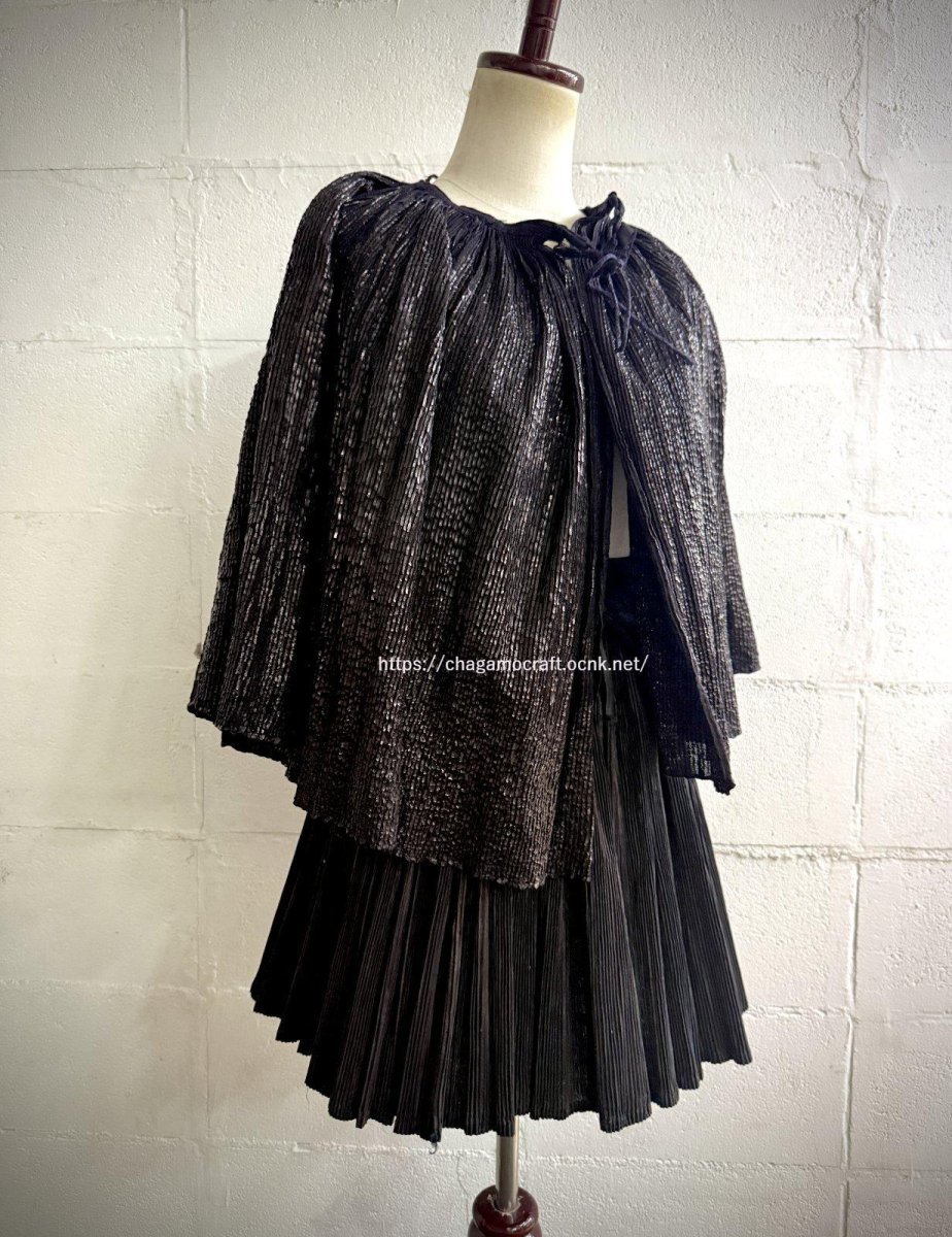 画像5: 従江侗族・牛膠仕上げ亮布（リャンブー・Liang Bu）木綿藍染め・プリーツ巻スカート（ビンテージ）トン族 (5)