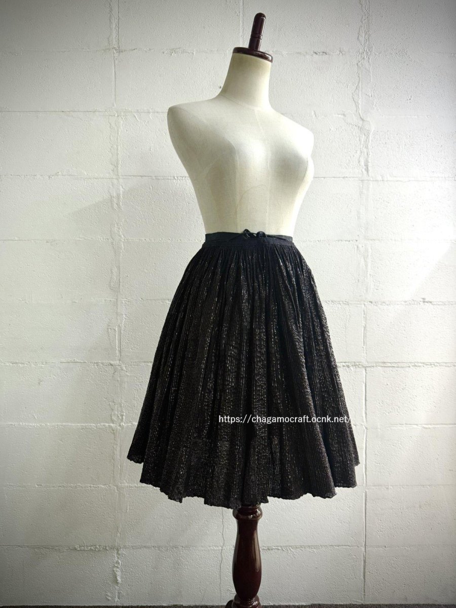 画像7: 従江侗族・牛膠仕上げ亮布（リャンブー・Liang Bu）木綿藍染め・プリーツ巻スカート（ビンテージ）トン族 (7)