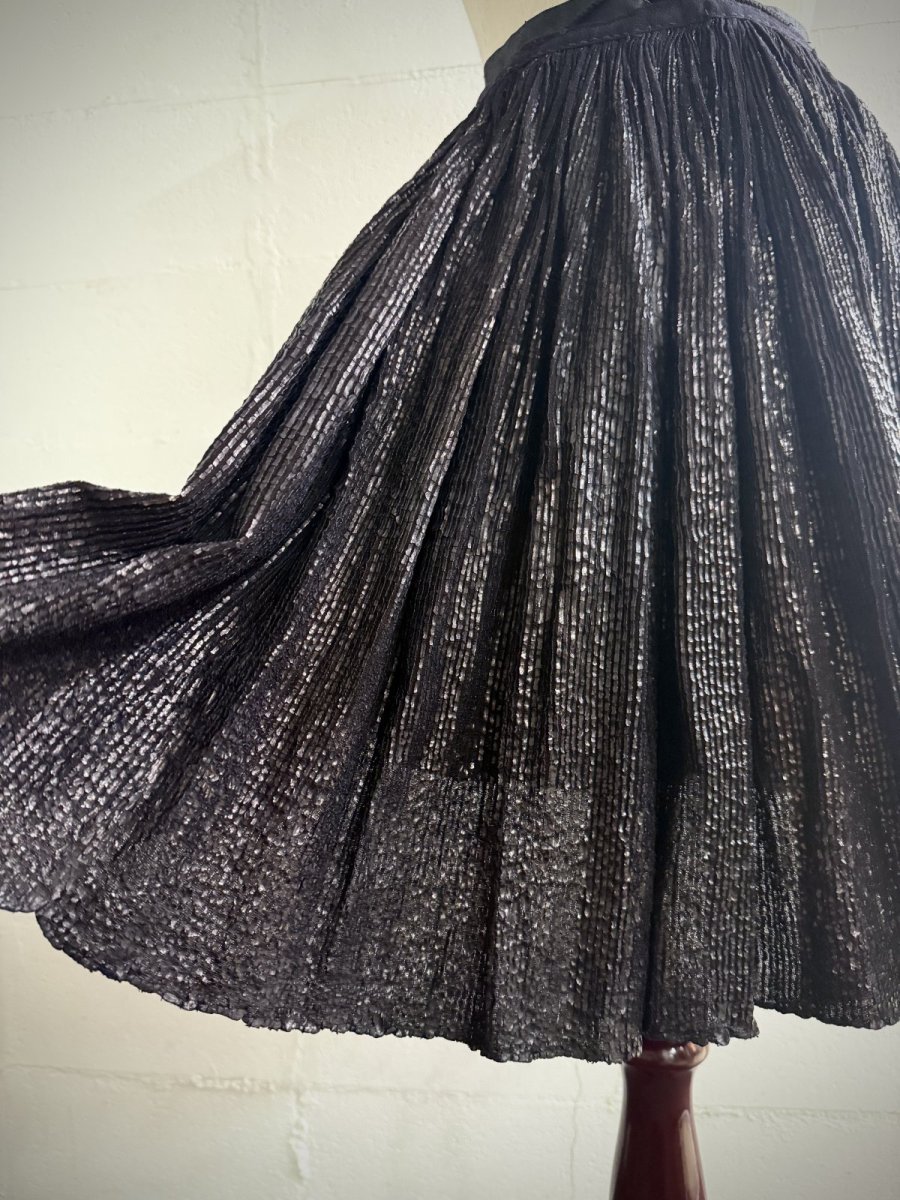 画像8: 従江侗族・牛膠仕上げ亮布（リャンブー・Liang Bu）木綿藍染め・プリーツ巻スカート（ビンテージ）トン族 (8)