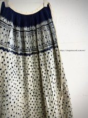 画像1:  布依族（プイ族）ろうけつ染め/本藍染め　プリーツ巻きロング丈スカート　(リバーシブル可能)　ヴィンテージ　（丈約78cm） (1)
