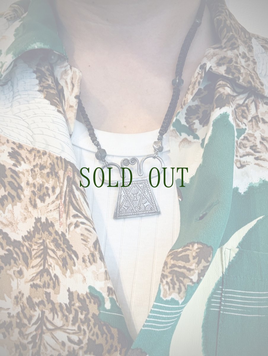 画像10: 白メオ族（モン族/白苗族/ミャオ）錠前型魔除け背守りとカレンシルバーの首飾り (10)