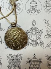 画像9: チベット吉祥紋（蓮華のペマと宝瓶ブンパ）のペンダントトップ・タシタゲ (9)