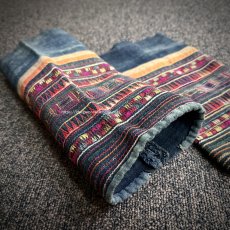 画像1: ハニ族(アカ族/哈尼族)藍染め大麻製、刺繍 脚絆一対 (アンティーク) (1)