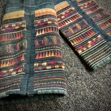 画像4: ハニ族(アカ族/哈尼族)藍染め大麻製、刺繍 脚絆一対 (アンティーク) (4)