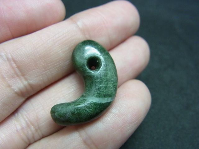 蛇紋岩製勾玉 （緑色岩石）古墳時代 - Chagamocraft (チャガモクラフト)