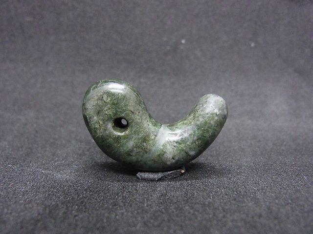 蛇紋岩製勾玉 （緑色岩石）古墳時代 - Chagamocraft (チャガモクラフト)