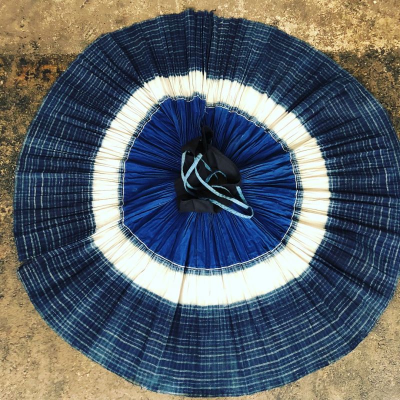 貴州 卒節式苗族(木梳苗・ムーシューミャオ族)藍染巻きスカート