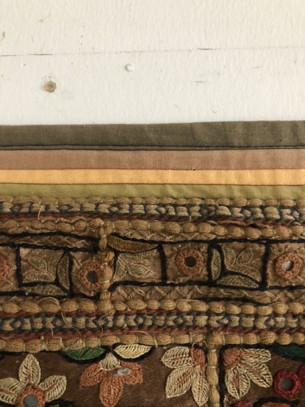 インド グジャラート州 刺繍・ミラーワーク 壁掛け布 （150×102ｃｍ