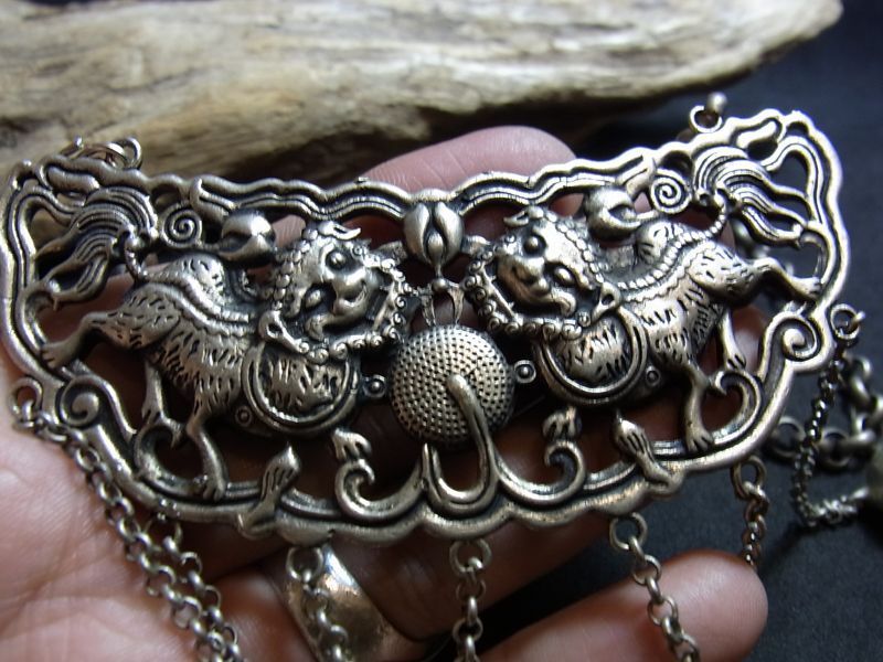 貴州ミャオ族のシルバーネックレス(苗銀製) 聖獣・修狃（牛竜・麒麟