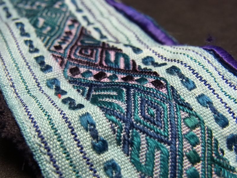 貴州省・雲南省 苗族（ミャオ族）の刺繍古裂 old embroidery of Miao Chagamocraft (チャガモクラフト)