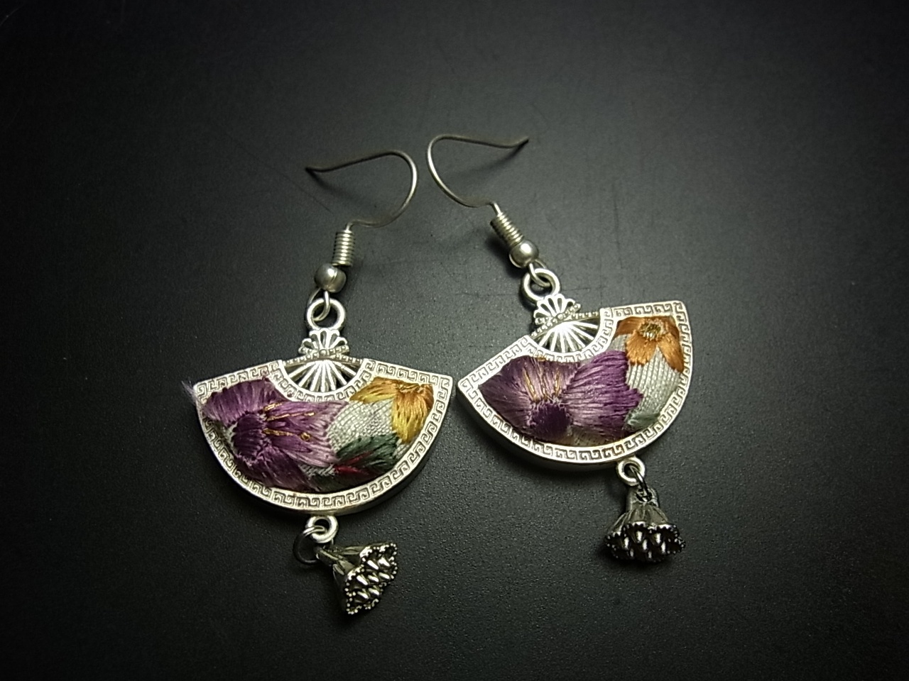 ミャオ族（苗族）の苗銀製・刺繍古裂ピアス/ Miao Old